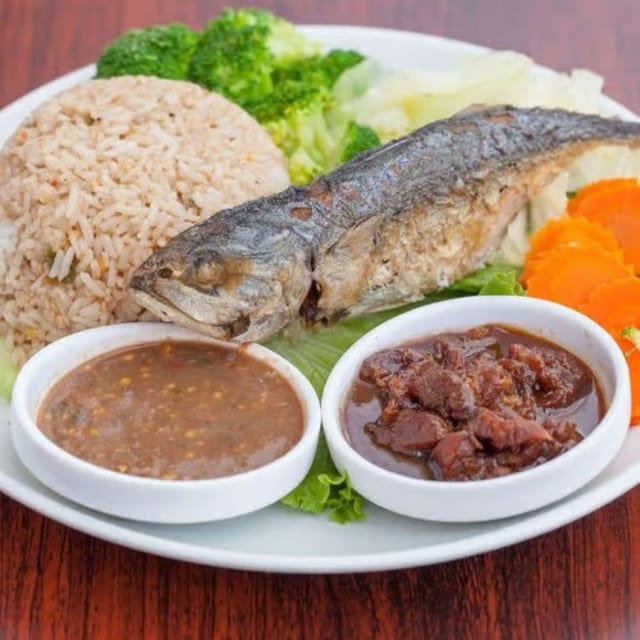 Spicy Shrimp Paste Fried Rice with Fried Mackerel (ข้าวผัดน้ําพริกกะปิ ปลาทู หมูหวาน ผักต้ม).