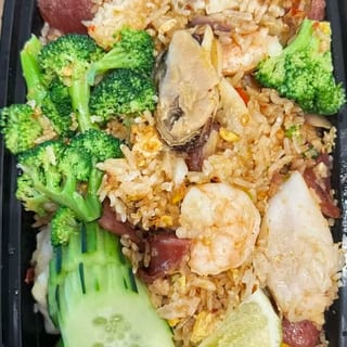 Chefs Fern's Special Talay Phuket Fried Rice (ข้าวผัดทะเลภูเก็ตสูตรพิเศษเชฟเฟิร์น)
